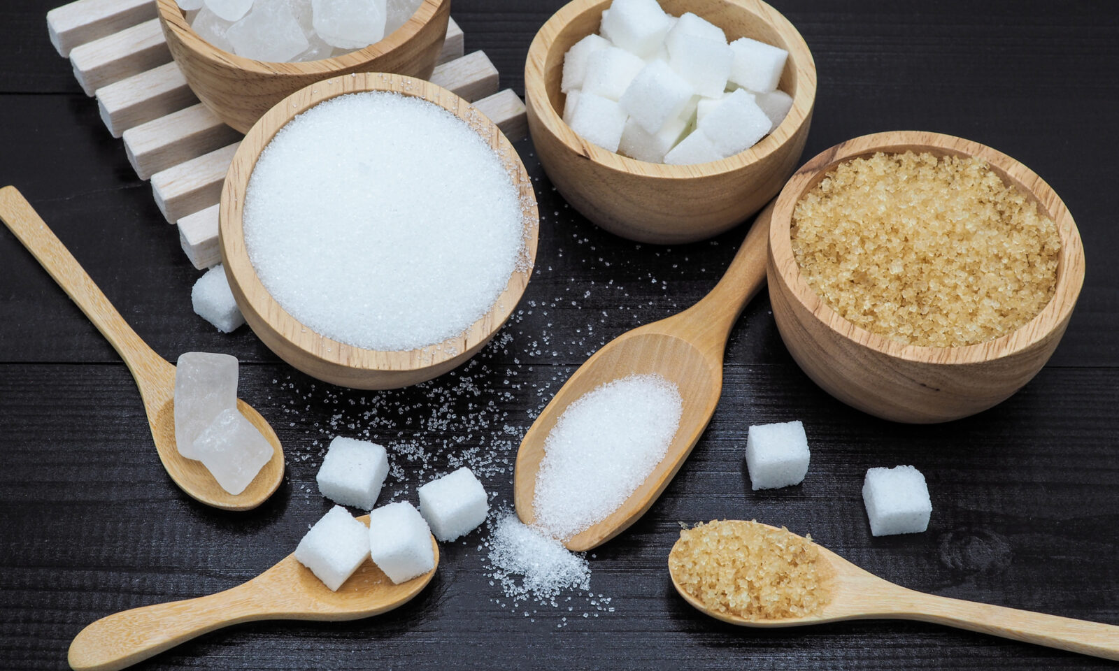 suhkrusõltuvus - lusikad ja kausid suhkruga