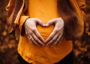 B12-vitamiin raseduse ajal - rase naine kõht ja käed